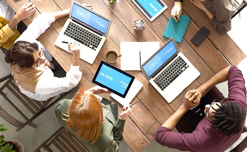 Consultants de l'équipe en séance de travail autour d'une table